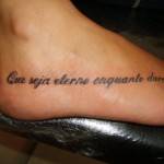 Tatuagem no pé frase